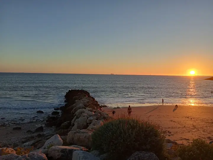 La terrasse du Bar de la Plage au coucher du soleil, face à l'océan